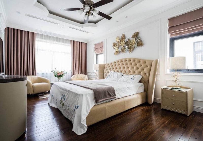 Không gian nội thất được trang nhã bởi những món đồ như giường ngủ, tap đầu giường, rèm cửa, kệ tivi và bàn ghế được bố trí hiệu quả.